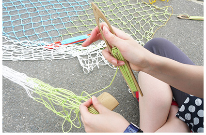 漁網を編んでハンモック